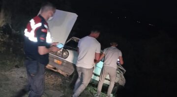 Araç yoldan çıkarak takla attı