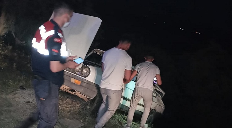 Araç yoldan çıkarak takla attı