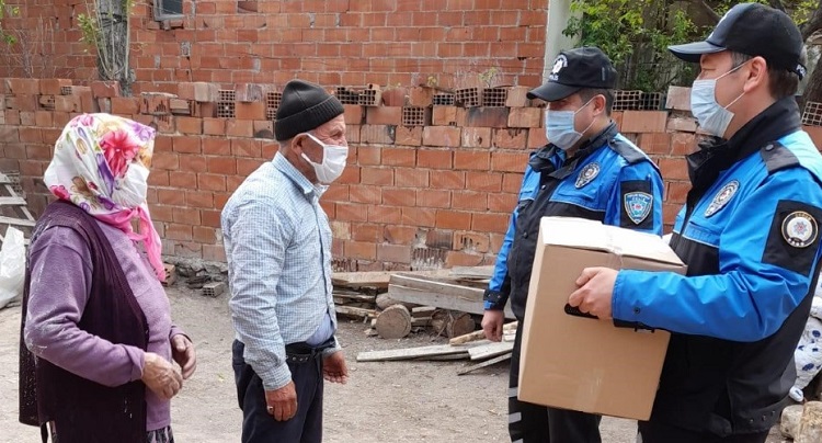 Kapanmada yardıma polis koştu