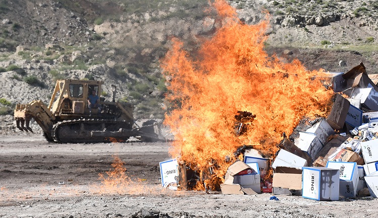 Kaçak içki ve sigaralar yakıldı