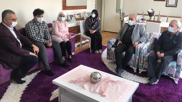 Şehit anne ve eşlerini ziyaret etti