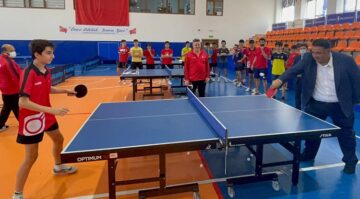 Milli takım sporcularını ziyaret etti