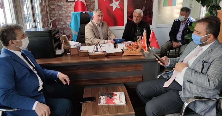 Başkan muhtarın taleplerini dinledi