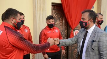 Şampiyonlar güreşçiler uğurlandı