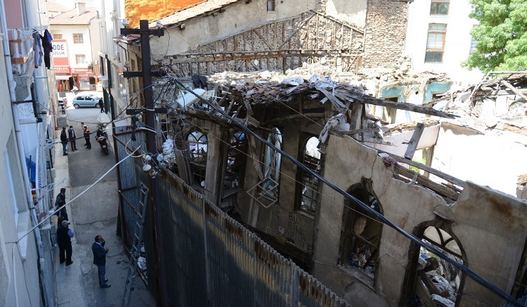 Tarihi konağı çöp eve çevirdiler!