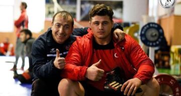 Pehlivan 41 yıldır güreş tutuyor