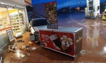 Araç istasyondaki markete girdi!