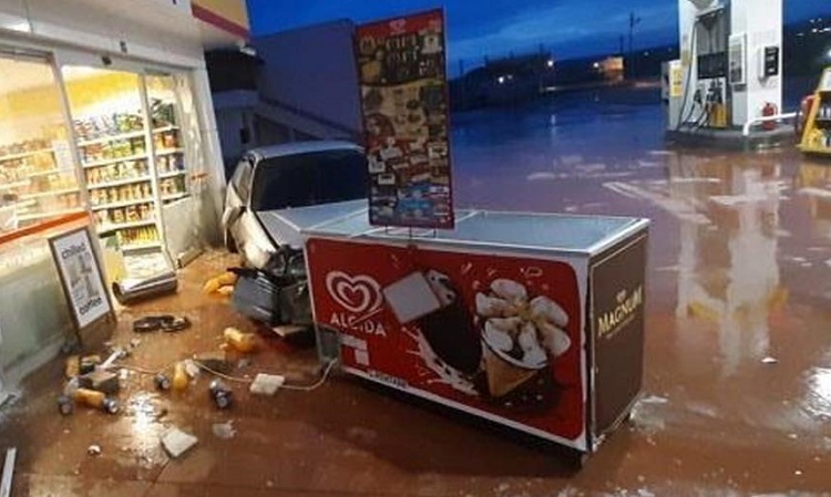 Araç istasyondaki markete girdi!