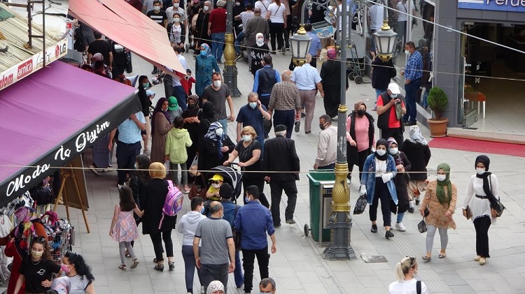 Caddelerde dikkat çeken yoğunluk!