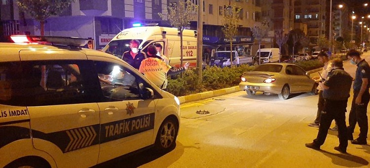 Otomobil orta refüje çarptı