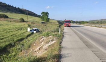 Yolda kalan araca tır çarptı