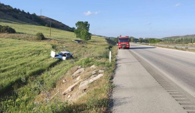 Yolda kalan araca tır çarptı