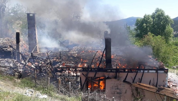 Köydeki yangında zarar oluştu