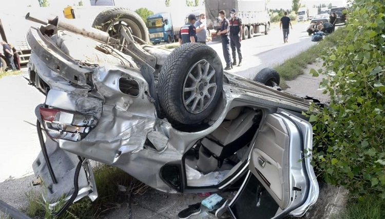 Otomobil su kanalına devrildi