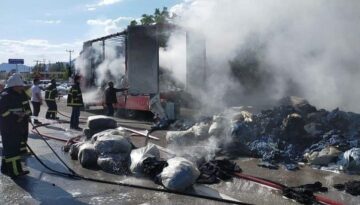 Tırın içindeki malzemeler yandı