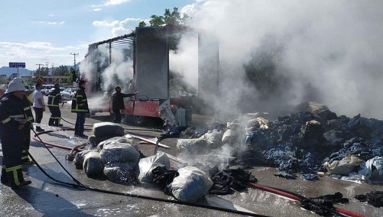 Tırın içindeki malzemeler yandı