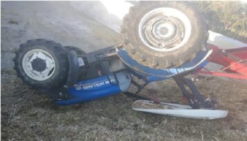 Devrilen traktörün altında kaldı