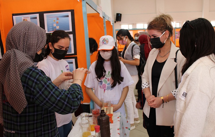 Cumhuriyet Ortaokulunda Bilim Fuarı