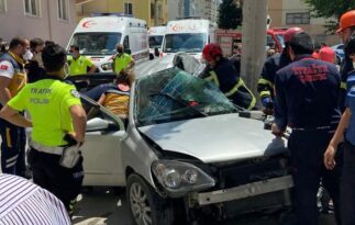Otomobil beton direğe çarptı