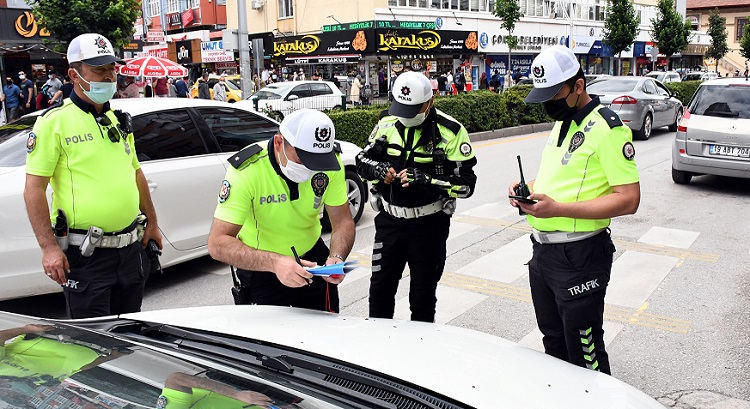 Ana caddelerde park yasaklandı!