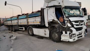 Kırmızı ışıkta bekleyen tıra çarptı