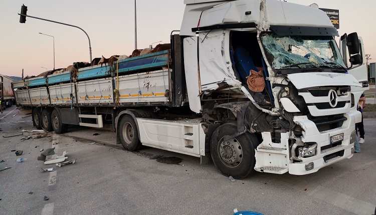 Kırmızı ışıkta bekleyen tıra çarptı