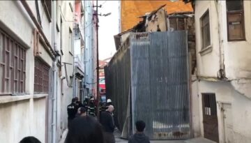 Tarihi binanın yıkılması gerekiyor