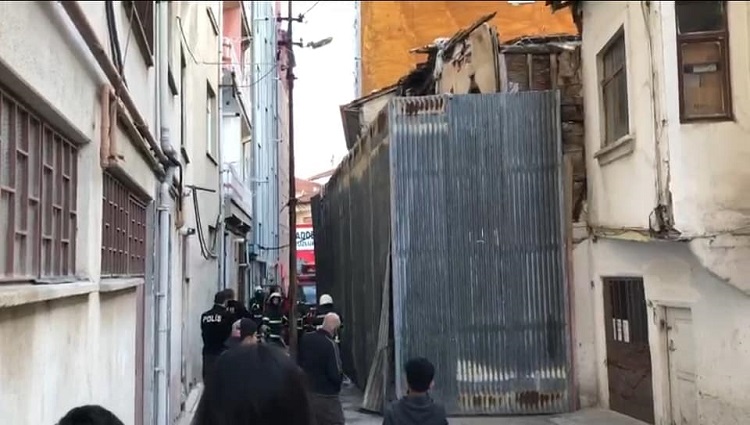 Tarihi binanın yıkılması gerekiyor
