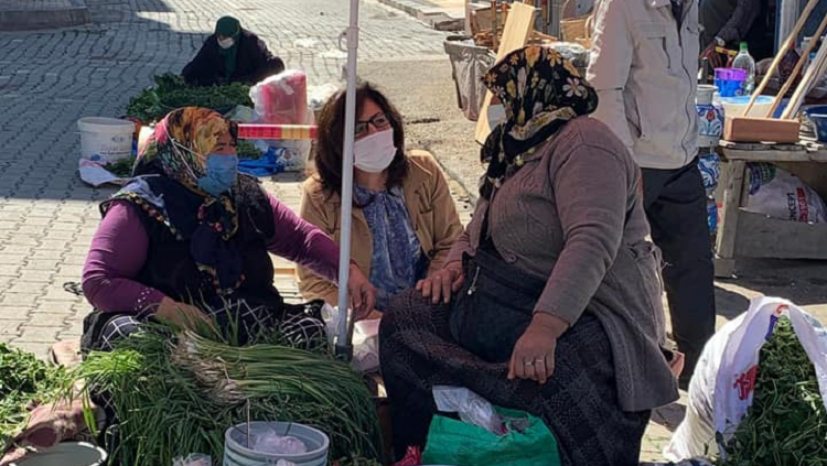 Köylü pazarında istekleri dinledi
