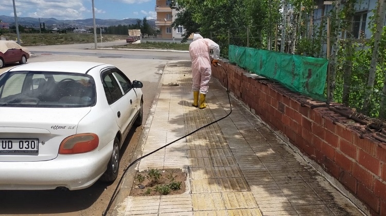 Cadde ve sokaklar yıkandı