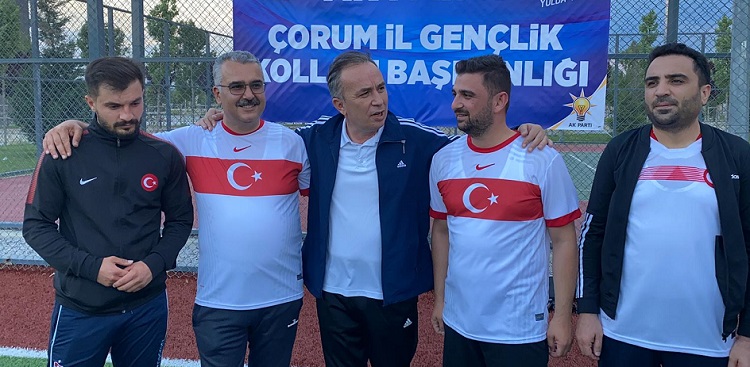 Ak parti ekibi gençlerle yeşil sahada
