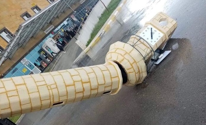 Etkili fırtına Saat Kulesini yıktı!