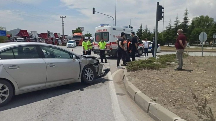 İki otomobil kavşakta çarpıştı