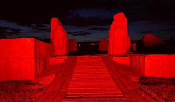 Sfenksli kapı kırmızıya büründü