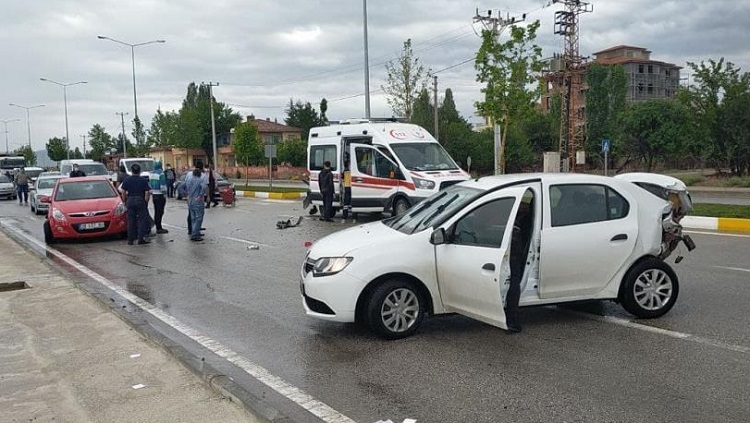 Sağlık çalışanları kazada yaralandı