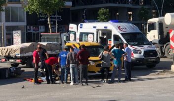 Otomobil ve motosiklet çarpıştı