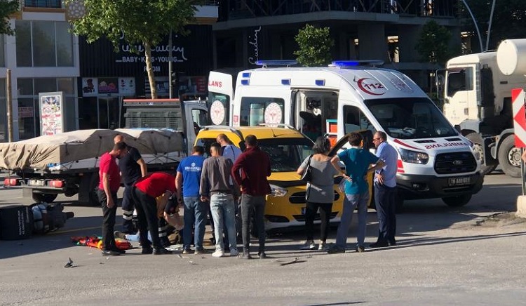 Otomobil ve motosiklet çarpıştı