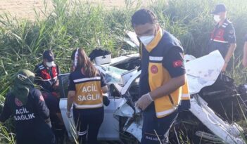 Otomobil kazada hurdaya döndü