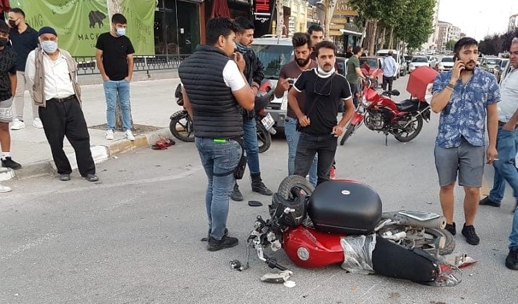 Motosikletli kurye ağır yaralandı