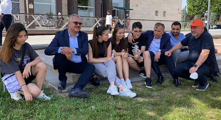 Millet Bahçesinde hoş sohbet!