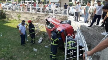 Demir çitleri kırdı bahçeye devrildi