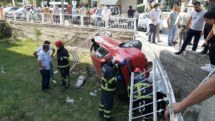 Demir çitleri kırdı bahçeye devrildi