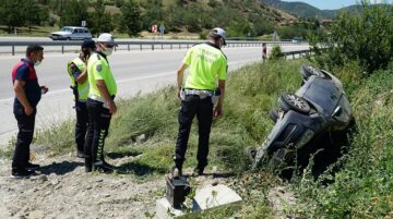 Bariyere çarptı şarampole devrildi