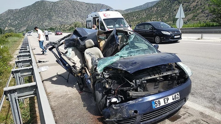 Otomobil tıra arkadan çarptı!