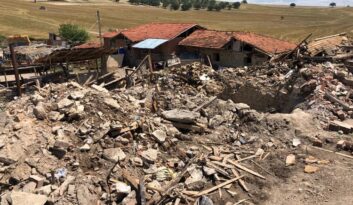 Evleri yanan aile ahırda kalıyor!