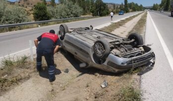 Takla atan araç refüje devrildi