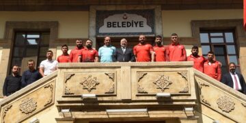 Başkan güreşçileri Kırkpınar’a uğurladı