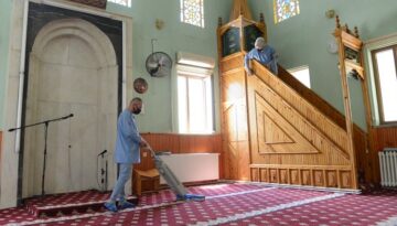 Camiler gül suyu ile temizleniyor