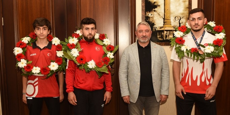 Şampiyonlardan Başkan Aşgın’a ziyaret
