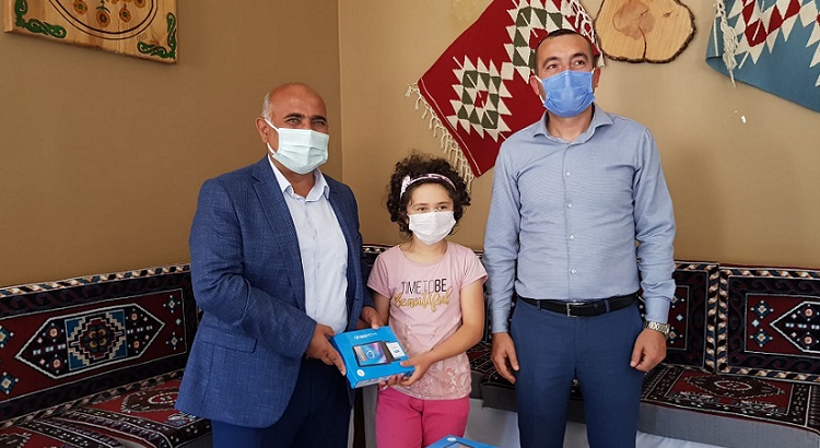 Özel öğrencilere tablet hediyesi